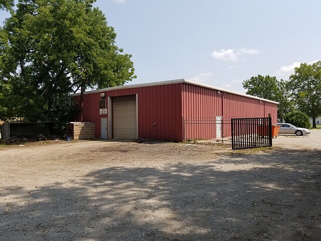 More Photos Of 2027 NW Brickyard Rd, Topeka Light Distribution For Lease