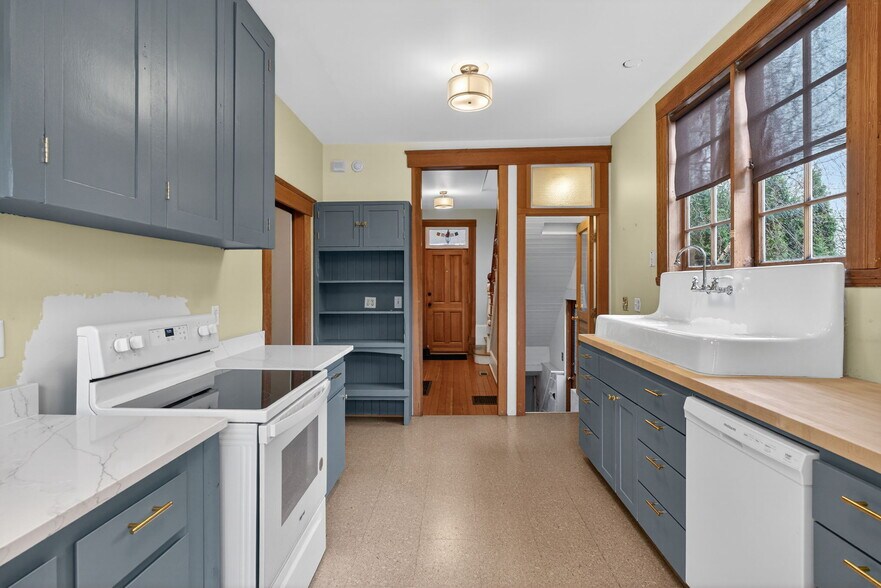 More Photos Of 317 NE Sacramento St, Portland Office For Sale