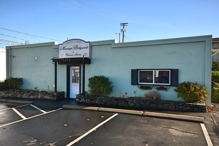 Primary Photo Of 1012 Trevitt St, The Dalles Showroom For Sale