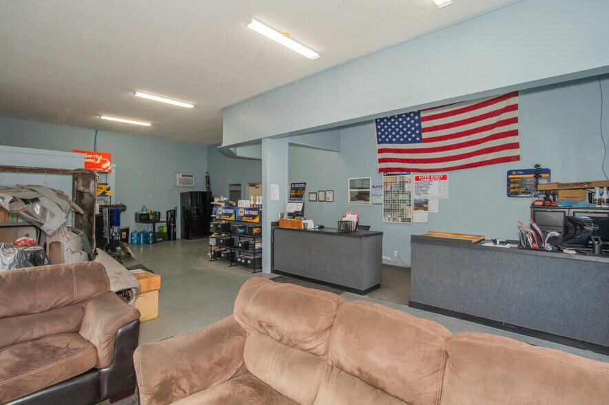 More Photos Of 982 E Hartshorn Ln, Holder Auto Repair For Sale