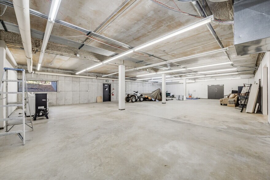 More Photos Of 21 Inverness Way E, Englewood Flex For Sale