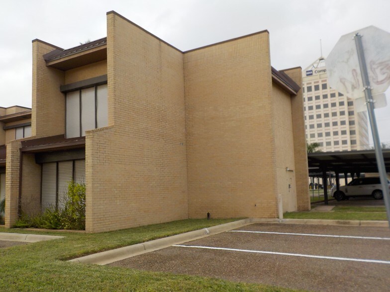 More Photos Of 3700 N 10th St, McAllen Office For Lease