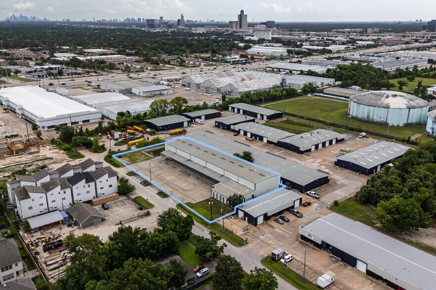 More Photos Of 10811 Warwana Rd, Houston Warehouse For Sale