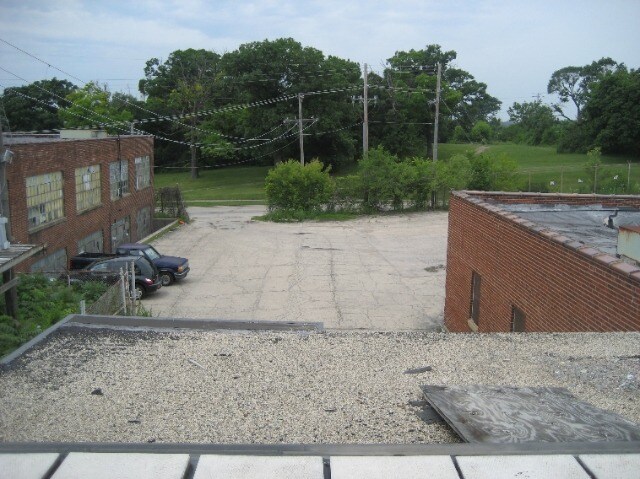 More Photos Of 366-368 Bluff City Blvd, Elgin Manufacturing For Lease