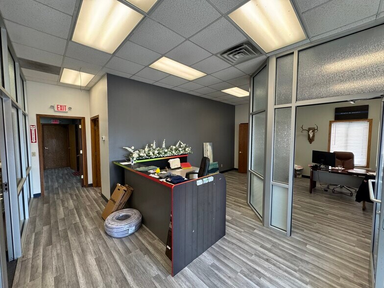 More Photos Of 1125 W Tuckaway Ln, Menasha Showroom For Lease