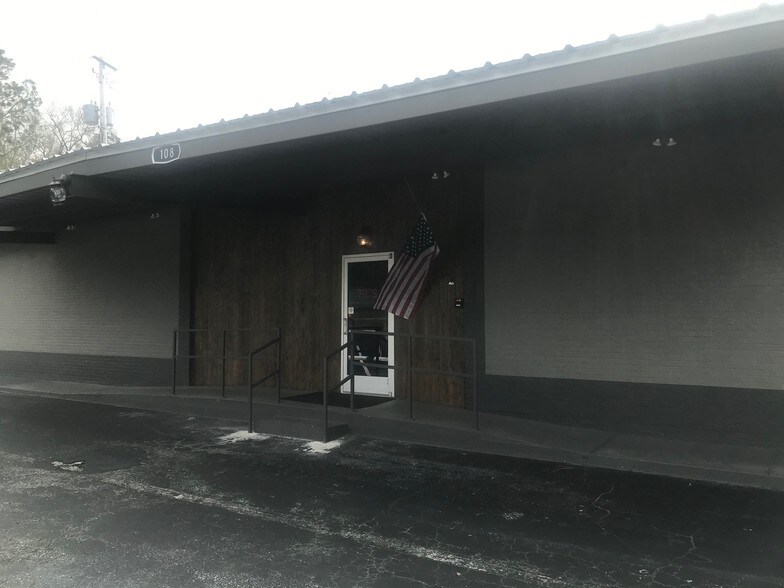 More Photos Of 108 E Southport, Dothan Light Distribution For Sale