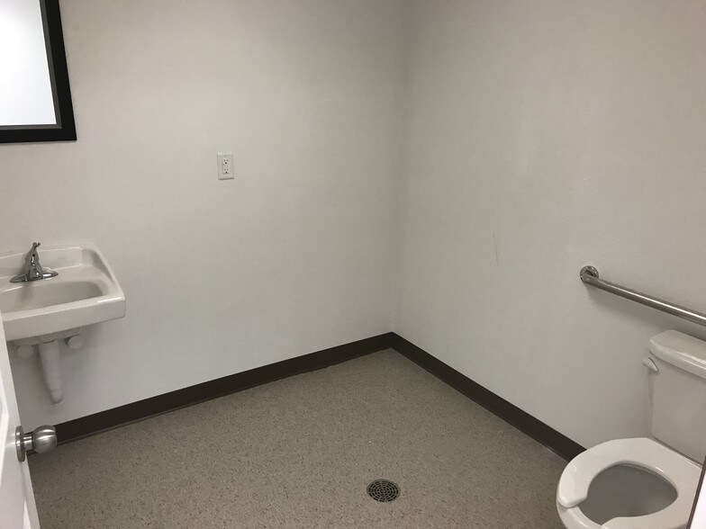 More Photos Of 206 1st St, Sergeant Bluff Office For Sale