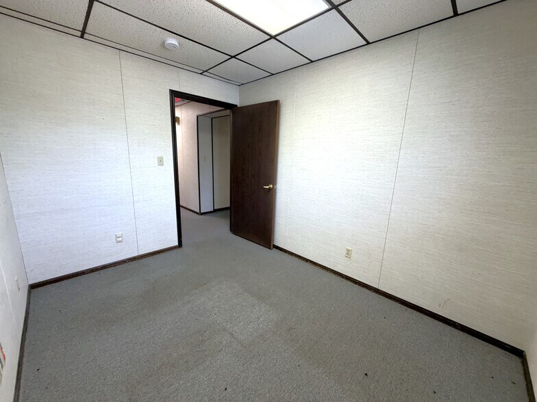 More Photos Of 305 N Mason St, Carrollton Office For Sale