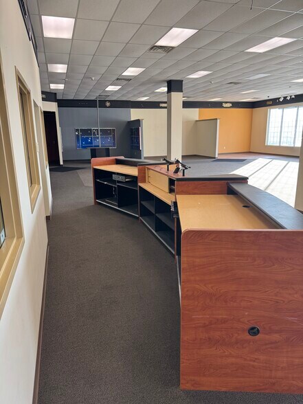 More Photos Of 1418 E 4th Ave, Hutchinson Freestanding For Sale