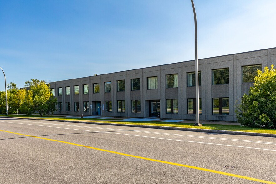 More Photos Of 2300 Rue Cohen, Montréal Warehouse For Sale