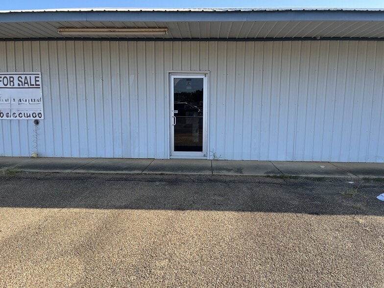 More Photos Of 903 S Locust St, Mccomb Freestanding For Sale