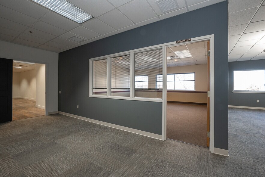 More Photos Of 9 Iron Bridge Dr, Collegeville Warehouse For Lease