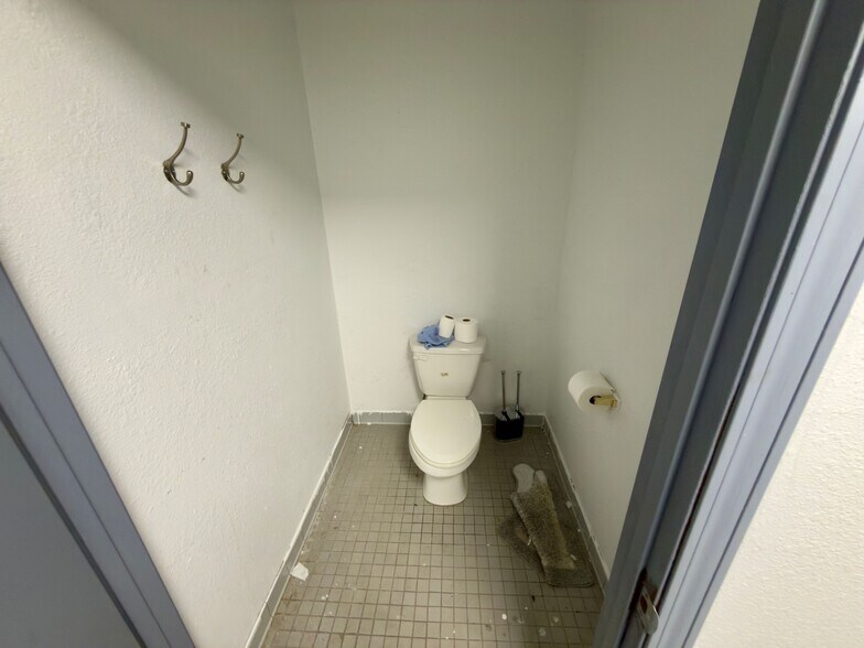 More Photos Of 3885 N Palafox Hwy, Pensacola Warehouse For Sale