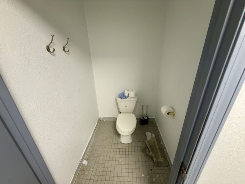 More Photos Of 3885 N Palafox Hwy, Pensacola Warehouse For Lease