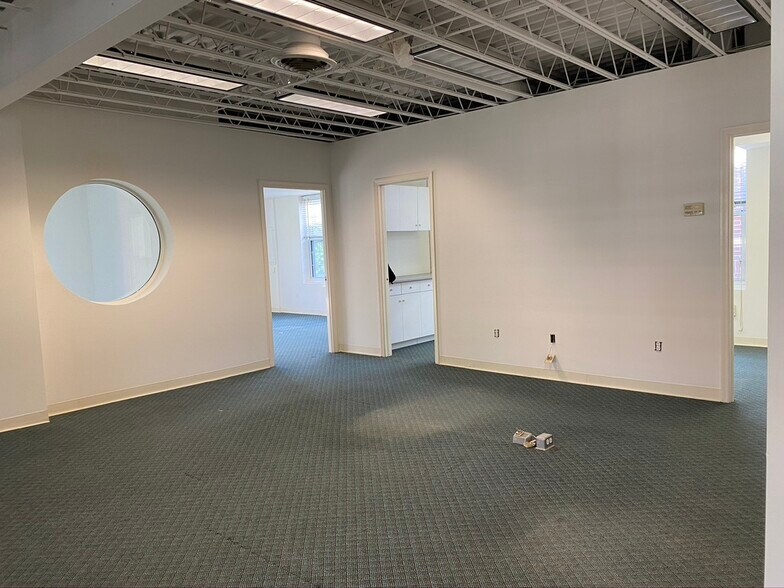 More Photos Of 85 Forest Ave, Locust Valley Office For Lease