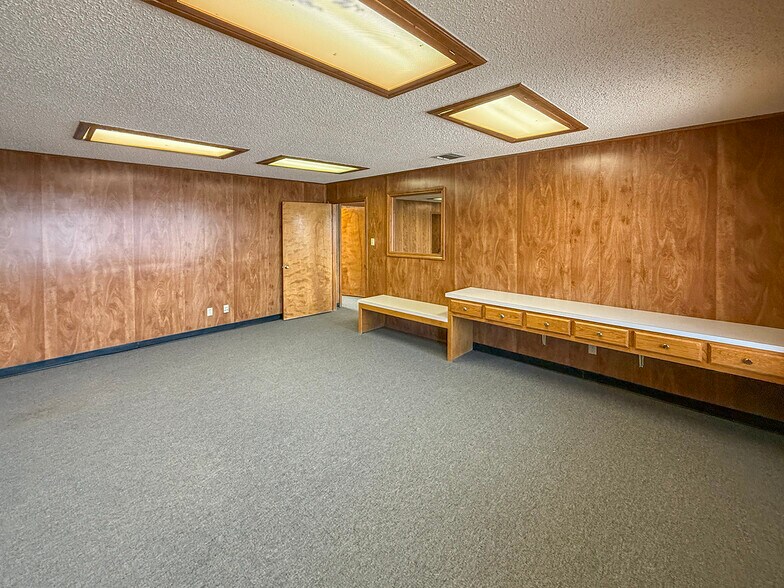 More Photos Of 103 NE Avenue L, Andrews Office For Sale