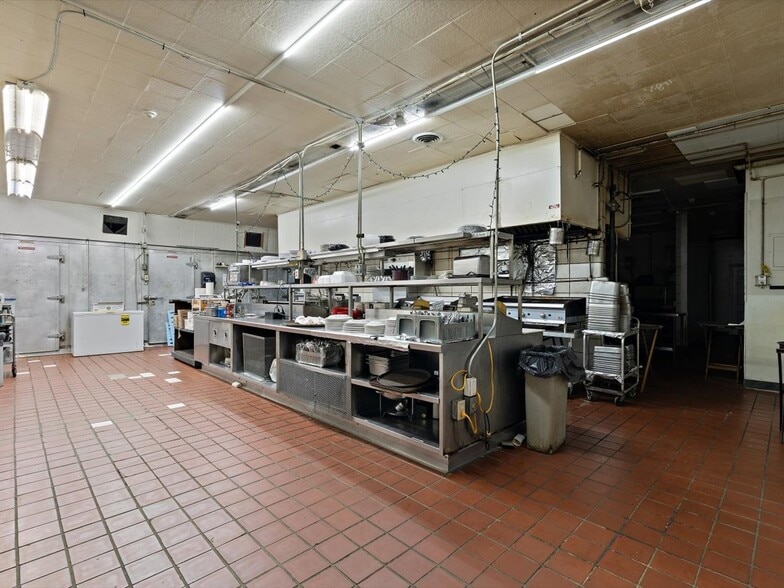 More Photos Of 2105 1st Ave, Rock Falls Hotel For Sale