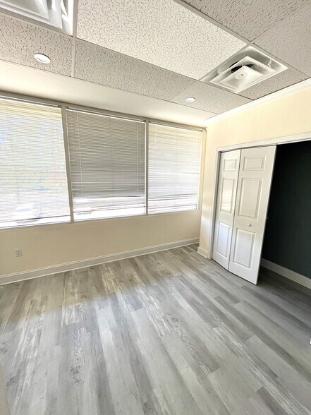 More Photos Of 20 Pidgeon Hill Dr, Sterling Medical For Lease