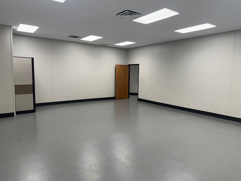 More Photos Of 1827 N Yellowood Ave, Broken Arrow Light Distribution For Lease