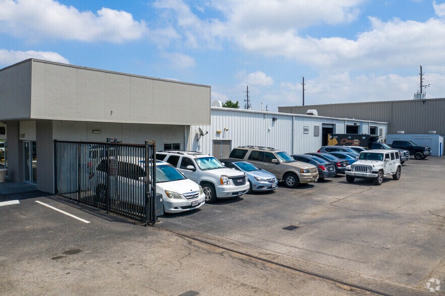 More Photos Of 5829 Beverly Hill St, Houston Warehouse For Lease