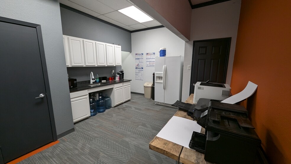 More Photos Of 1942 N Interstate 35E, Carrollton Warehouse For Lease