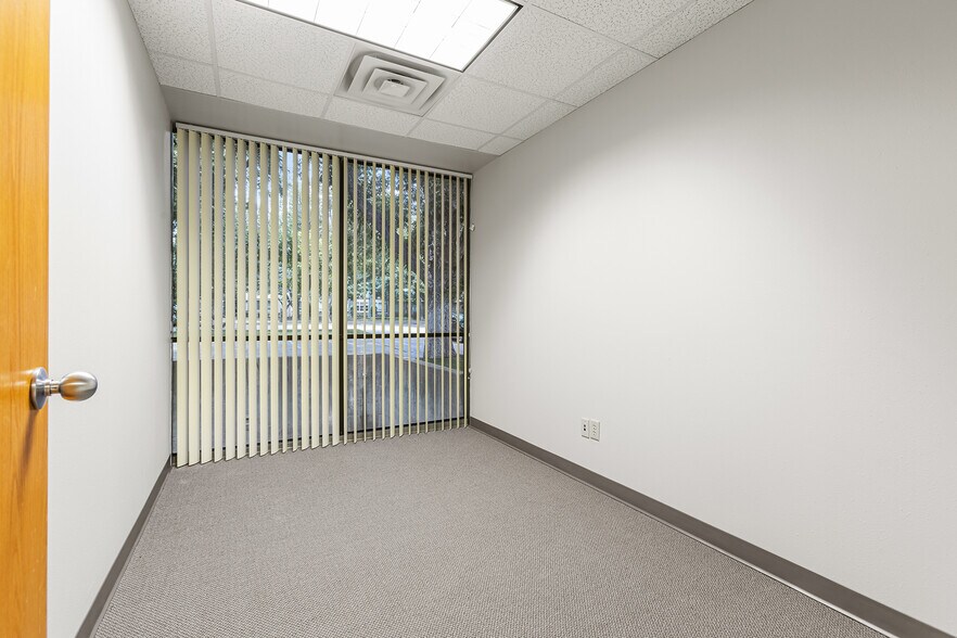 More Photos Of 8330-8350 Meadow Rd, Dallas Office For Sale