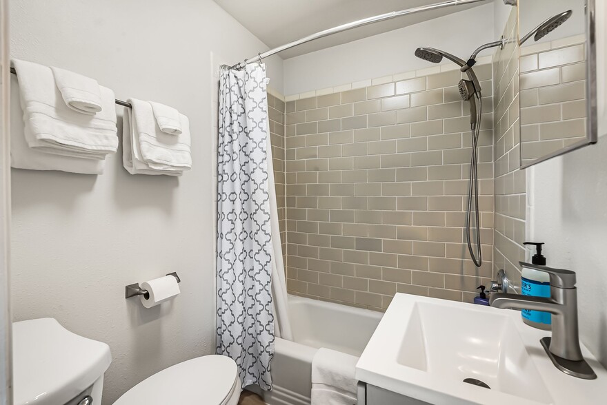 More Photos Of 501 N 4th Ave, Sandpoint Hotel For Sale