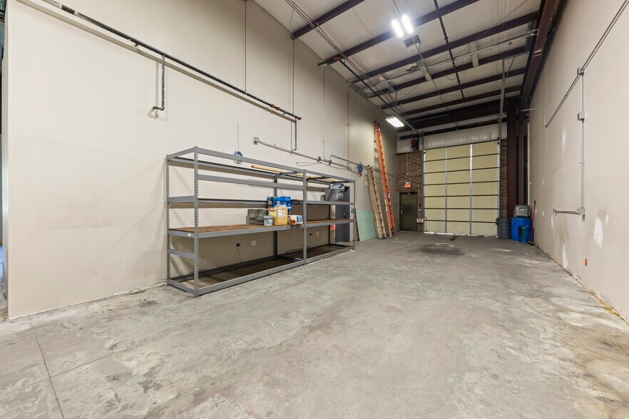 More Photos Of 25553 Wolf's Crossing Rd, Plainfield Warehouse For Lease