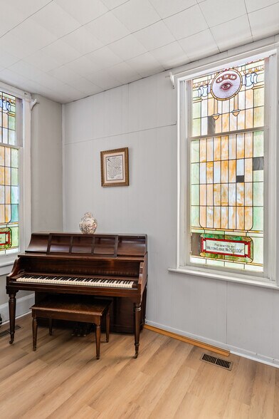 More Photos Of 729 Mason St, Milton Office For Sale