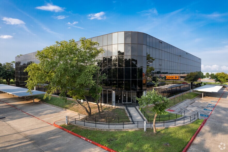 More Photos Of 15425 North Fwy, Houston Office For Lease