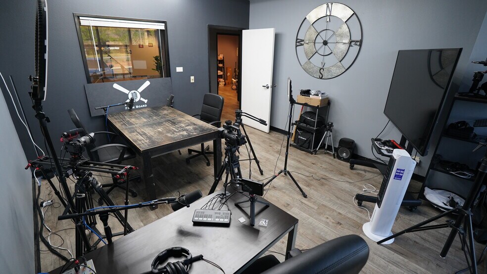 More Photos Of 731 Pilot Rd, Las Vegas Light Distribution For Lease