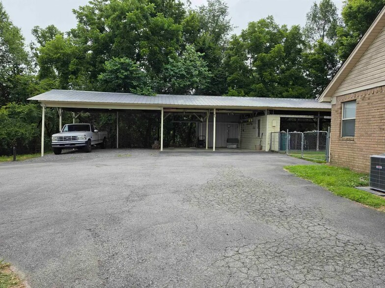 More Photos Of 608 Highway 285 N, Damascus Flex For Sale
