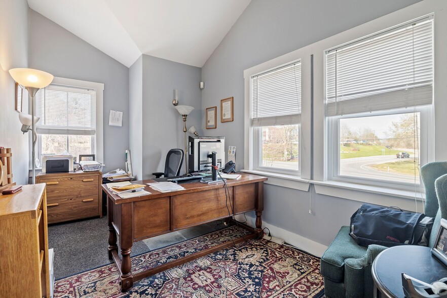 More Photos Of 183 Mammoth Rd, Londonderry Medical For Lease