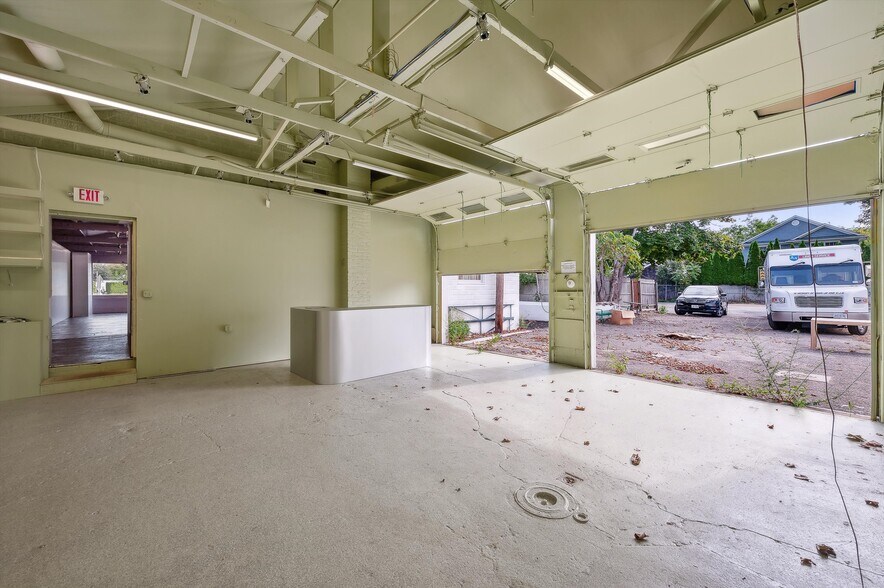 More Photos Of 9 Railroad Ave, East Hampton General Retail For Lease