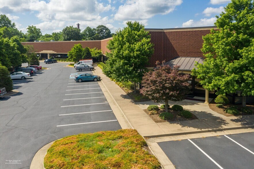 More Photos Of 11905 Bowman Dr, Fredericksburg Showroom For Lease