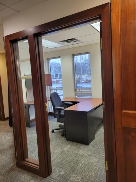 More Photos Of 2659 Charlestown Rd, New Albany Bank For Lease