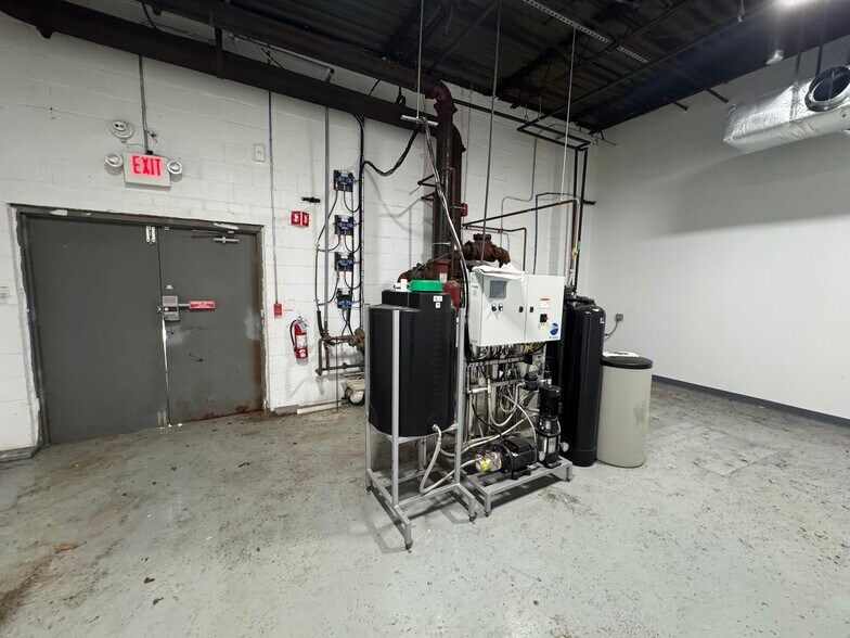 More Photos Of 217 River Ave, Patchogue Warehouse For Lease