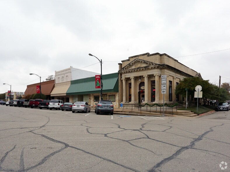 More Photos Of 106 W Grove St, Kaufman Freestanding For Lease