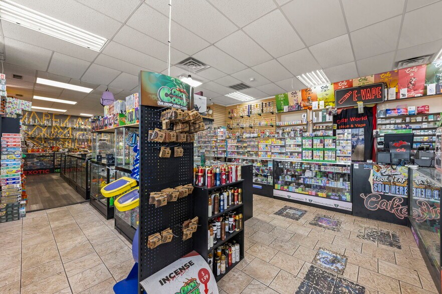 More Photos Of 1507 1/2 W Jefferson St, Joliet Storefront For Sale