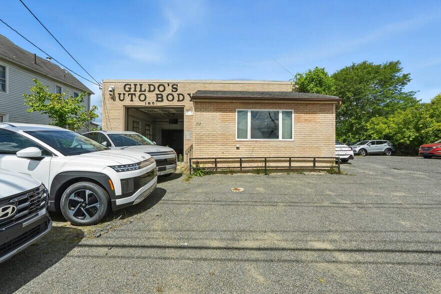 More Photos Of 717 East St, Pittsfield Auto Repair For Lease