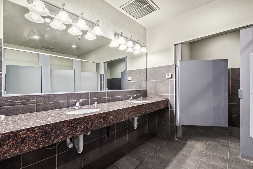 More Photos Of 15600-15650 N Black Canyon Hwy, Phoenix Office For Lease