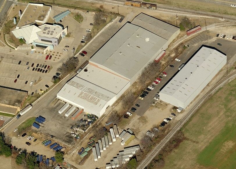 More Photos Of 9233 Denton Dr, Dallas Warehouse For Lease