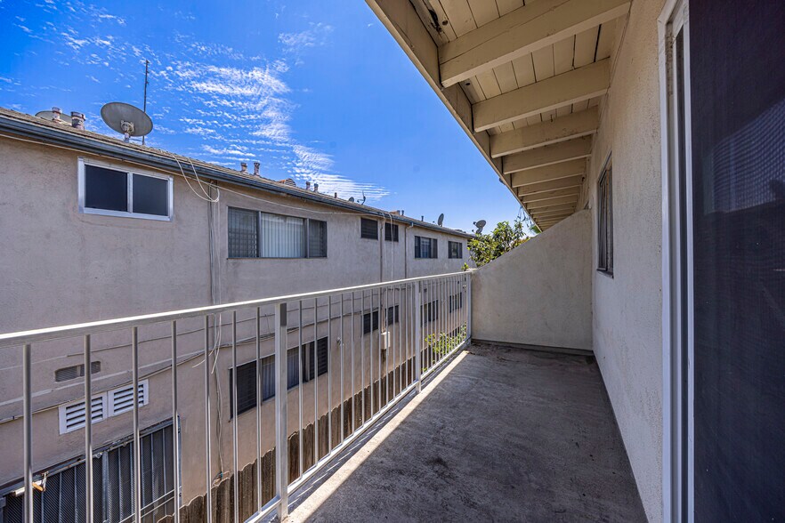 More Photos Of 3722 Mentone Ave, Los Angeles Apartments For Sale