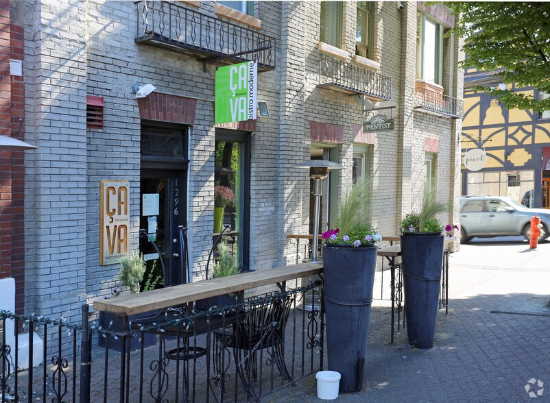 More Photos Of 2000-2004 Fernwood Rd, Victoria General Retail For Lease
