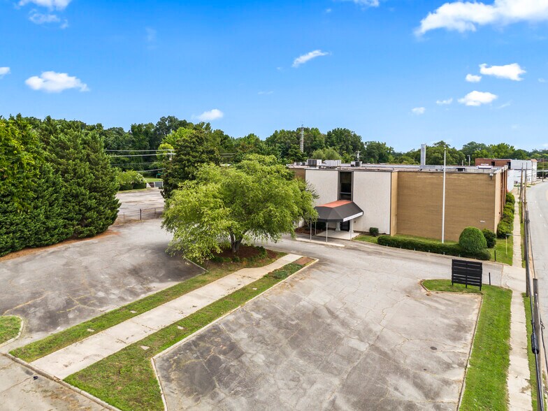 More Photos Of 1690 W English Rd, High Point Showroom For Sale