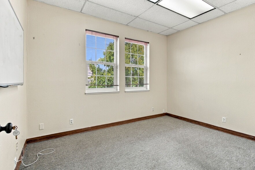 More Photos Of 403 W 11th St, Tracy Office For Sale