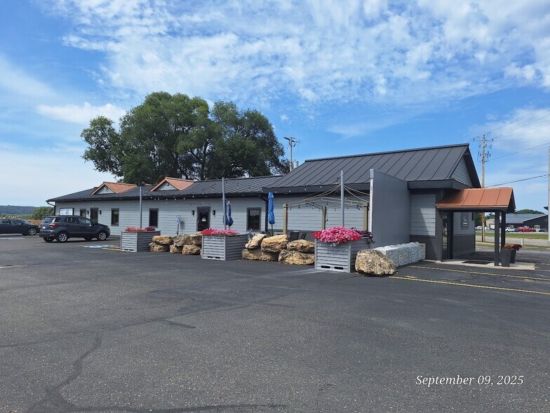 Primary Photo Of 37505 US Highway 18, Prairie Du Chien Restaurant For Sale