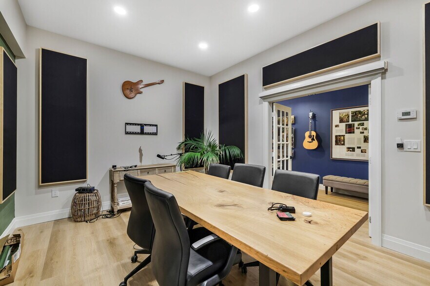 More Photos Of 1076 Business Ln, Naples Showroom For Sale
