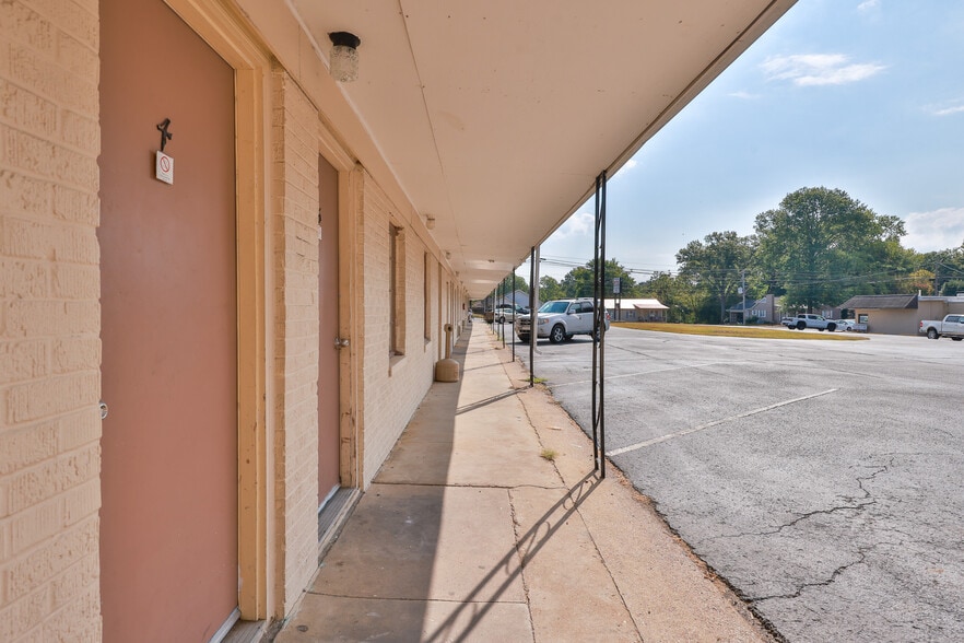 More Photos Of 551 Elm St, Martin Hotel For Sale