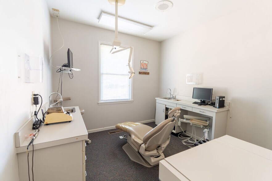 More Photos Of 607 Bluebird Blvd, Fort Valley Office For Sale